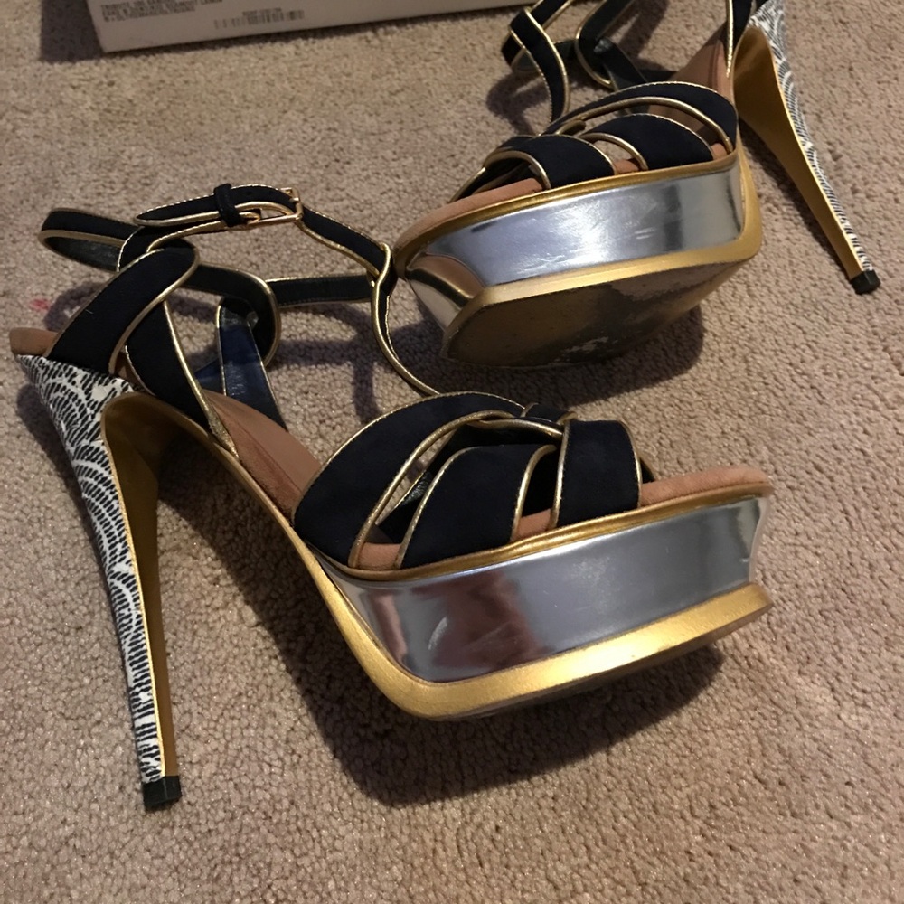 Saint Laurent Black and Gold Knotted T-Strap Stiletto Sandals - Picture 5 of 8